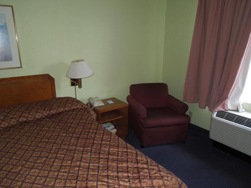 Travelodge - Cincinnati Шарънвил Стая снимка
