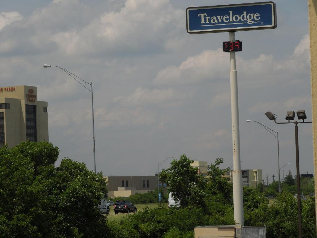 Travelodge - Cincinnati Шарънвил Екстериор снимка